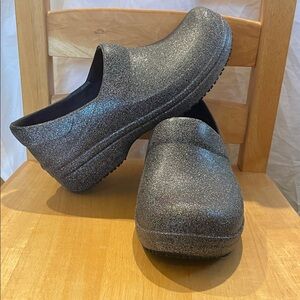 CROCS Glitter Sparkling Gray Women's closed-toe Clogs Sz 6
